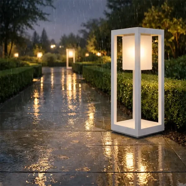 Lampione da Giardino E27 H60cm IP65 bianco installato in giardino con pioggia